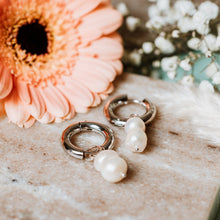 Load image into Gallery viewer, Chunky hoops with peanut pearl

