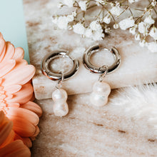 Load image into Gallery viewer, Chunky hoops with peanut pearl
